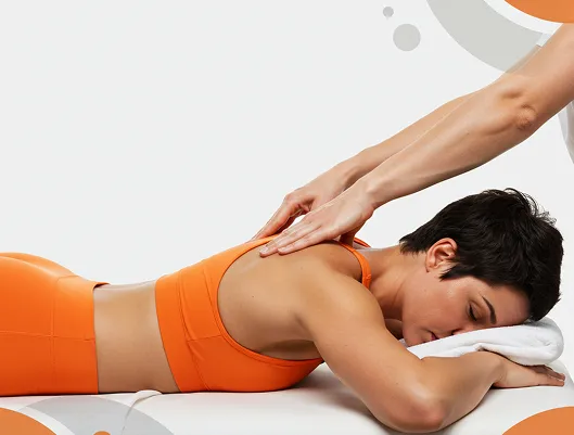 Pessoa recebendo massagem nas costas
